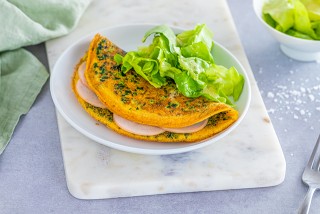 Tortilla de espinacas con lechuga y jamón