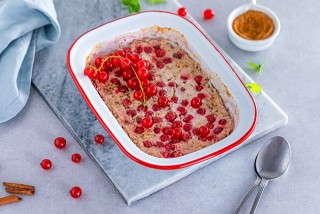 Avena asada con canela, plátano y grosellas