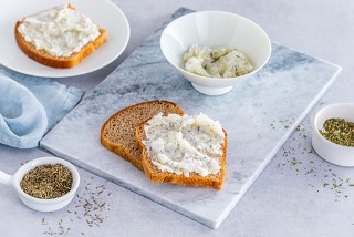 Sandwiches met vegan uienreuzel