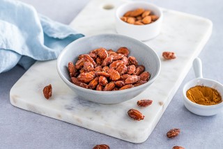 Roasted almonds with cinnamon and sugar