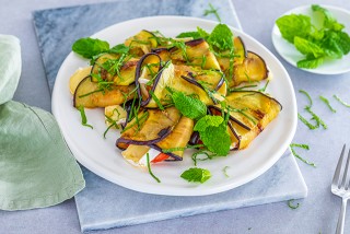Aubergine met tomaat en camembert