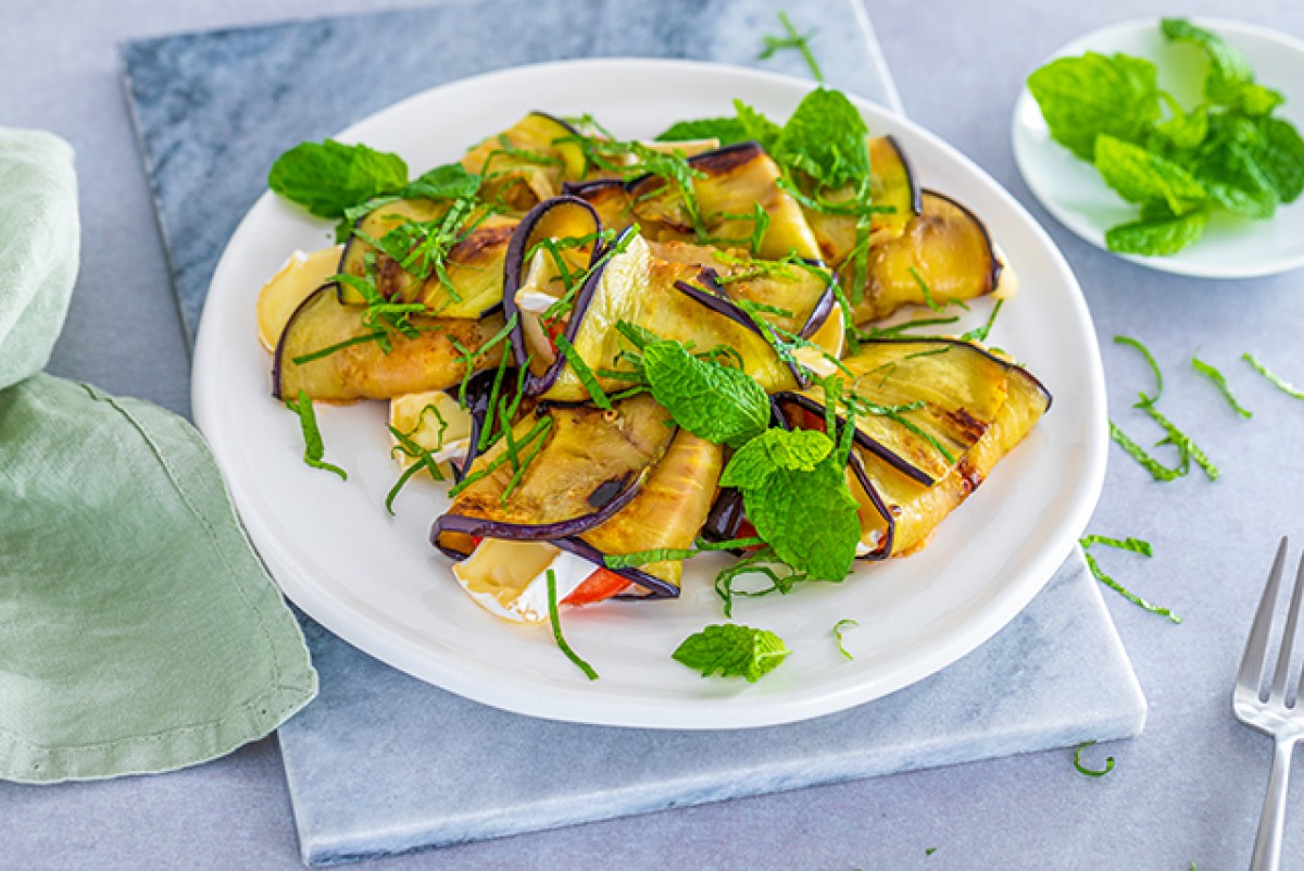Aubergine met tomaat en camembert