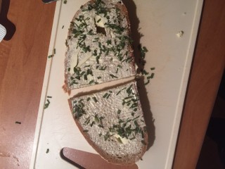 Brot mit Butter Salz und schnittlauch