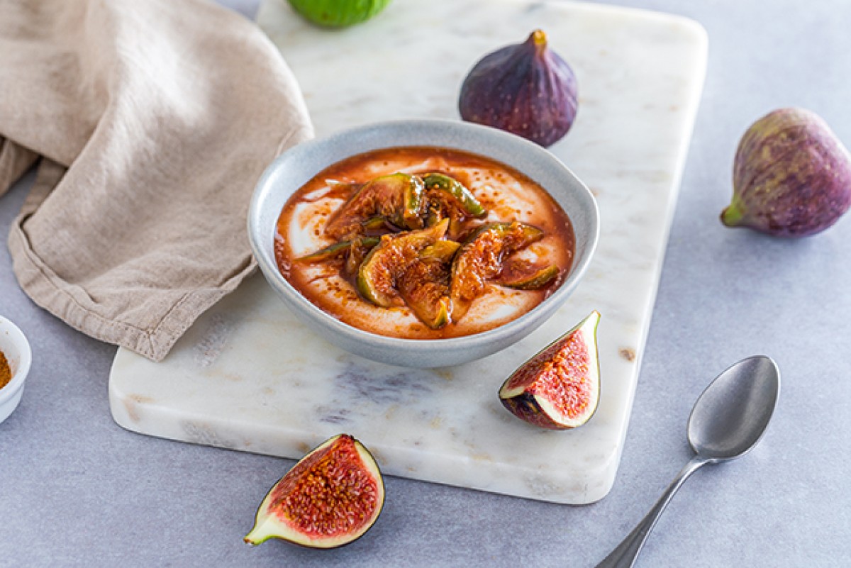 Yoghurt with hot figs