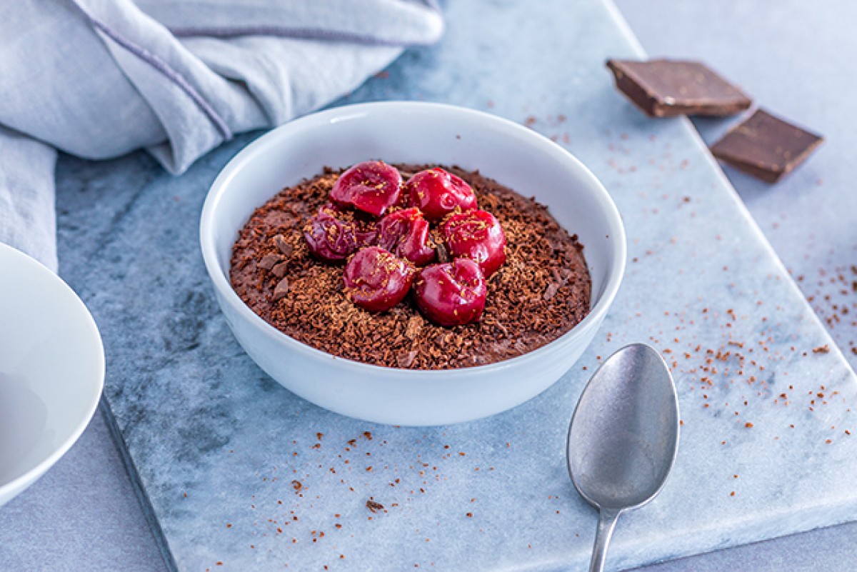 Chocolate semolina dessert with cherries