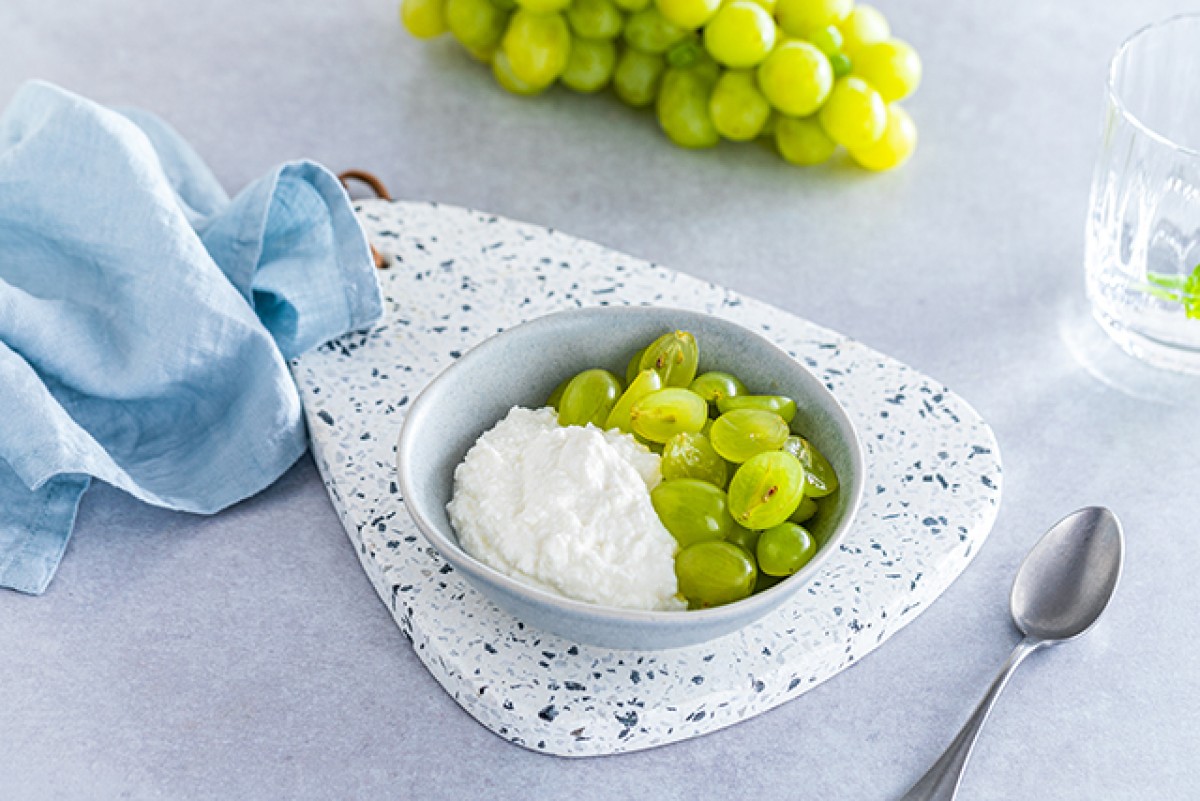 Requesón cremoso con uvas