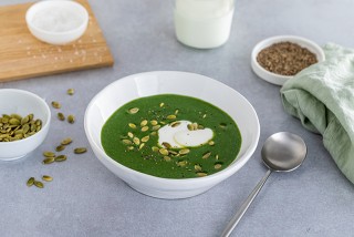 Vellutata di verdure verdi con semi di zucca