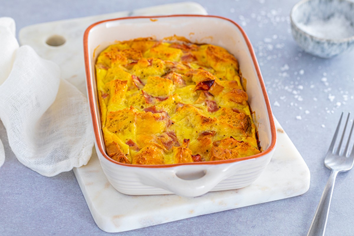 Cazuela con pan, jamón y queso