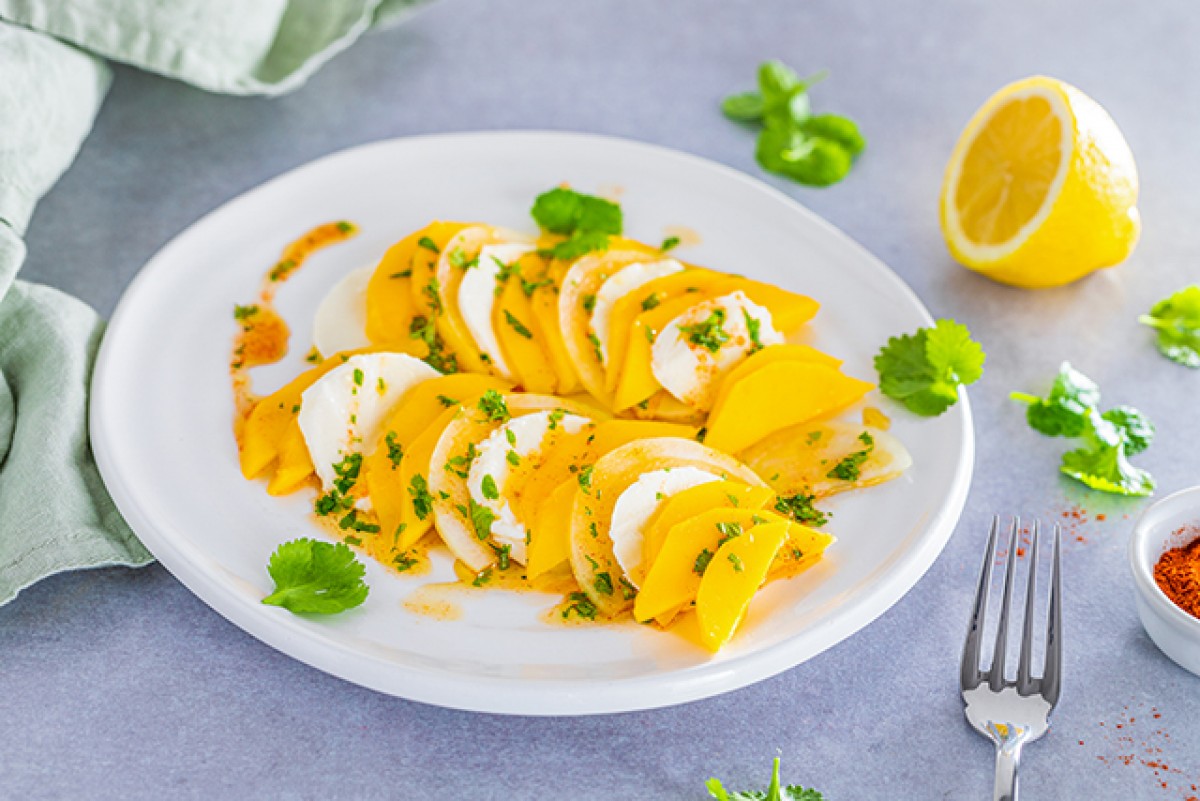 Mozzarella con mango y aderezo dulce