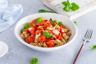 Pasta con pomodori, mozzarella e basilico al forno