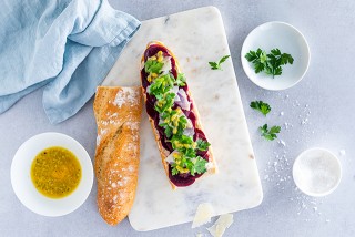 Baguette con barbabietola, parmigiano e maionese al peperoncino