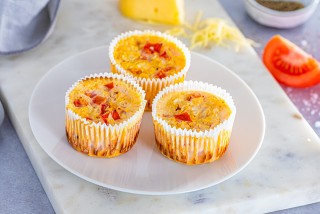Muffin all'uovo con cavolfiore e pomodoro