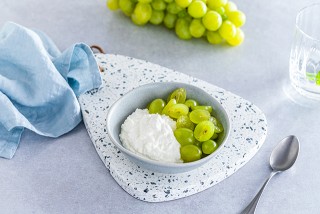Ricotta cremosa con uva