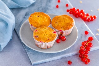 Muffin ai fiocchi d'avena al latticello con ribes