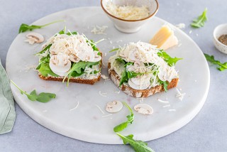 Tartina con parmigiano, rucola e funghi