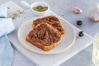 Tartine con crema di olive e pomodori secchi