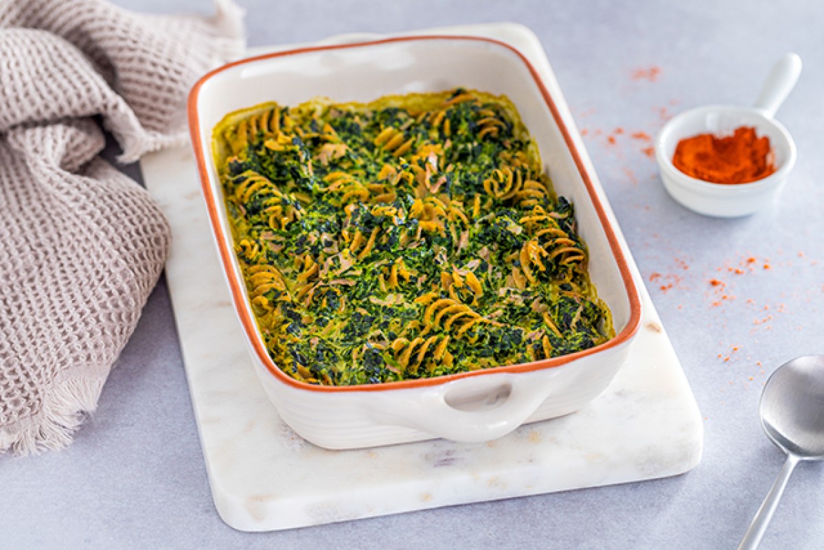 Casseruola di spinaci con pasta, prosciutto e formaggio