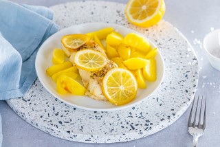 Pesce al forno con rosmarino, timo e patate