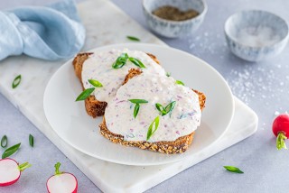 Tartine con crema di ravanelli