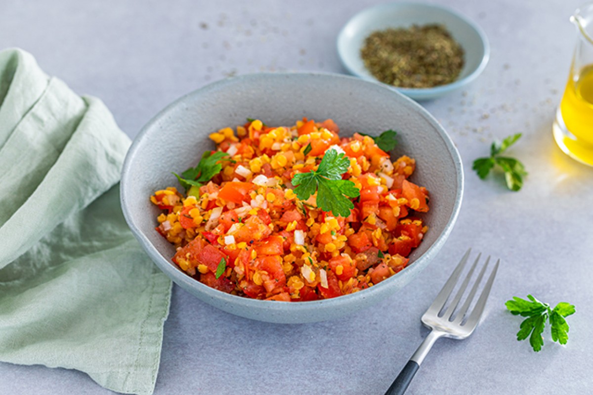 Insalata di lenticchie rosse e pomodori
