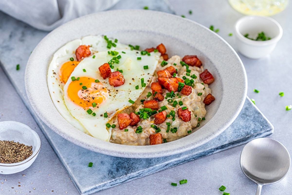 Trockene Haferflocken mit Speck, Schimmelkäse und Ei