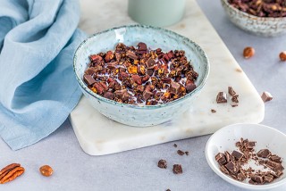 Schokoladenmüsli mit Nüssen und Ahornsirup