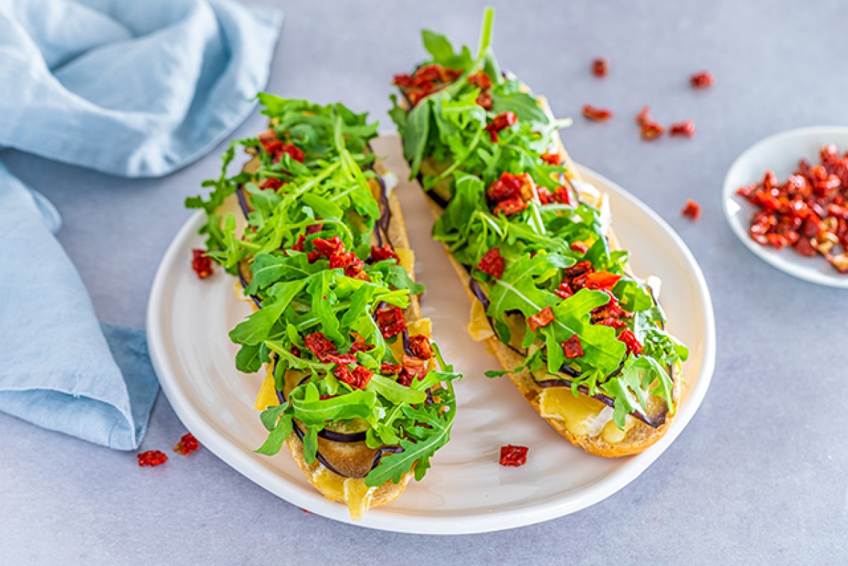 Baguette mit Brie, getrockneten Tomaten und Auberginen