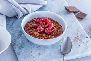 Dessert di semolino al cioccolato con ciliegie