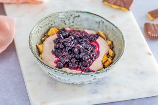 Dessert ai mirtilli con biscotti