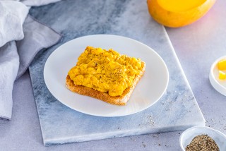Tartina con mango e tonno