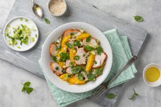 Thaise mangosalade met gerookte kip