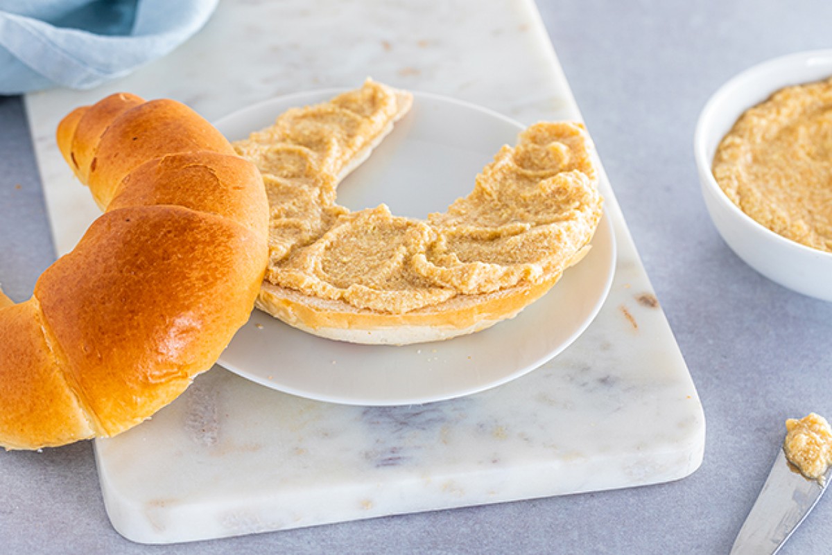 Croissant con requesón de frutas con tofu