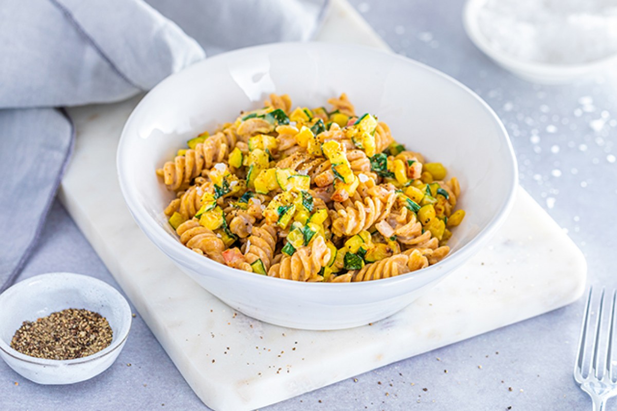 Pasta al formaggio fuso, zucchine e pancetta