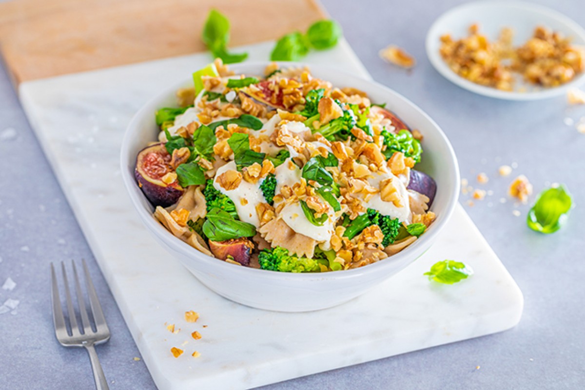 Pasta con formaggio di capra, broccoli e fichi