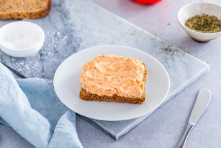 Emparedado con pasta de pimiento de feta