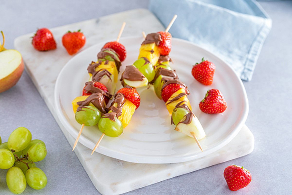 Brochetas dulces con frutas y chocolate