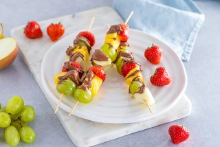 Brochetas dulces con frutas y chocolate