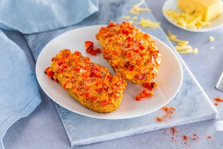 Broodjes gebakken met salami, paprika en room-kaas saus