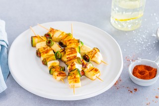 Spiesjes van courgette en halloumi-kaas