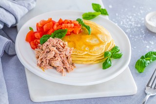 Crepes de requesón esponjoso con tomate y atún