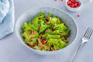 Salade met granaatappel, noten en spek