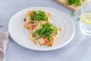 Gebakken tosti met ui, ham en room