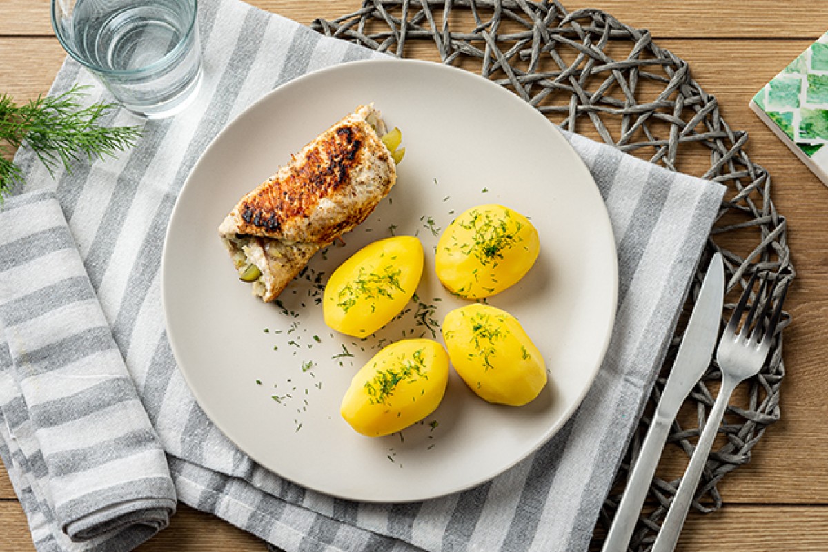 Roulades de volaille accompagnées de cornichons et de pommes de terre