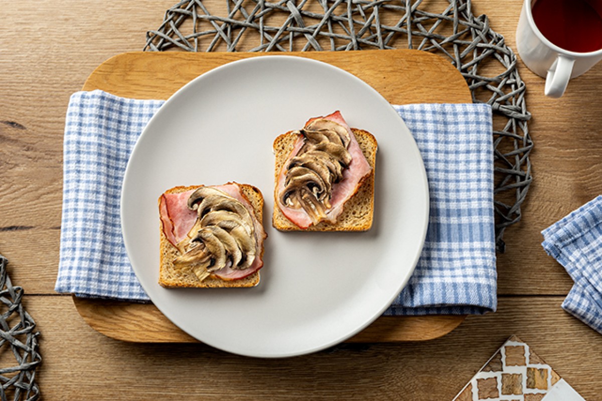 Pain grillé au jambon et aux champignons de Paris