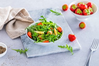 Aspergesalade met aardbeien