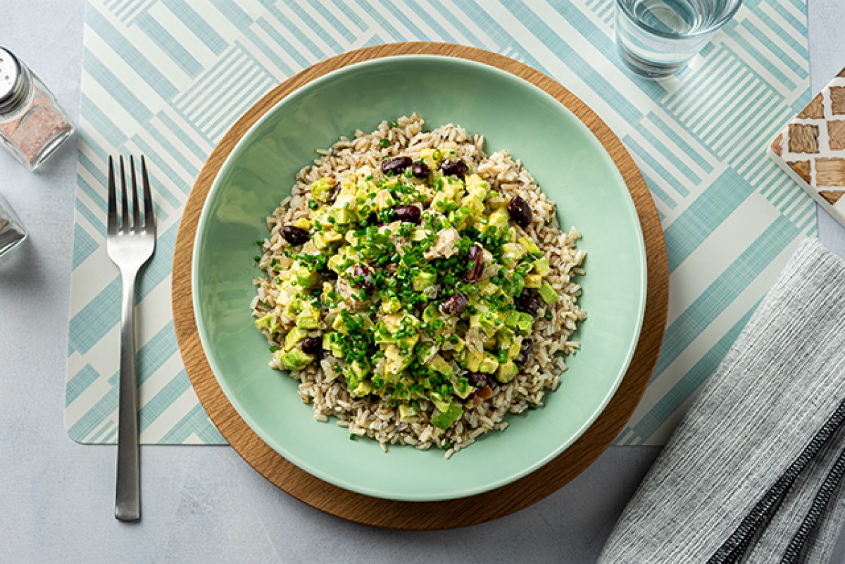 Piatto con pollo, fagioli e avocado