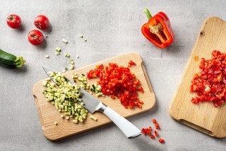 Crostini con pomodoro, peperoni e zucchine