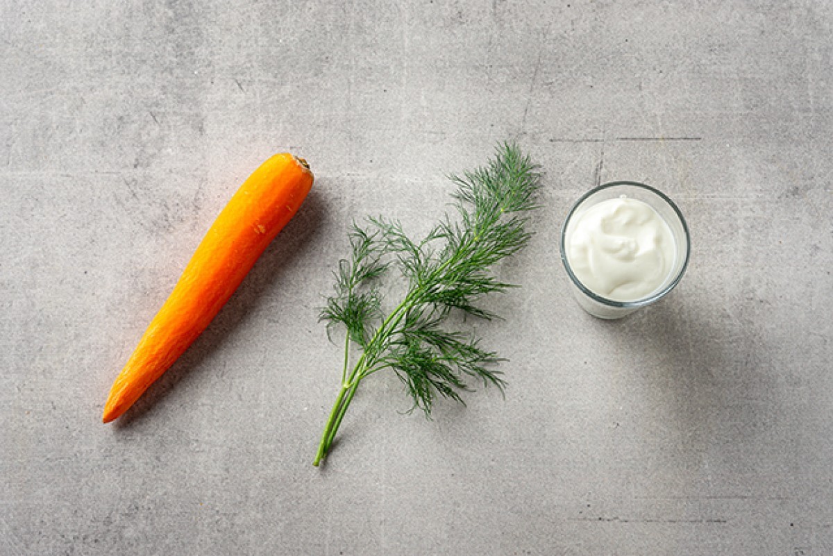 Yogurt naturale con carote e aneto