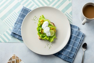 Panino con olive e salsa allo yogurt