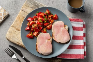 Panino al prosciutto e insalata di pomodori